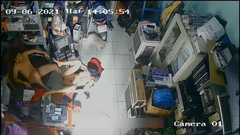 Cô vợ chồng xoạc nhau trong của chuối máy tính
