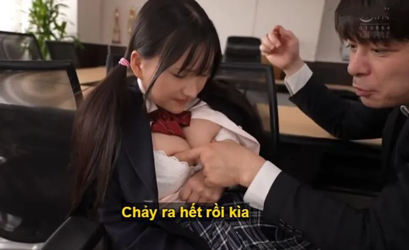Ba năm trời, thầy giáo rèn luyện cô học trò ngực khủng thành "chiếc bình đựng tinh"
